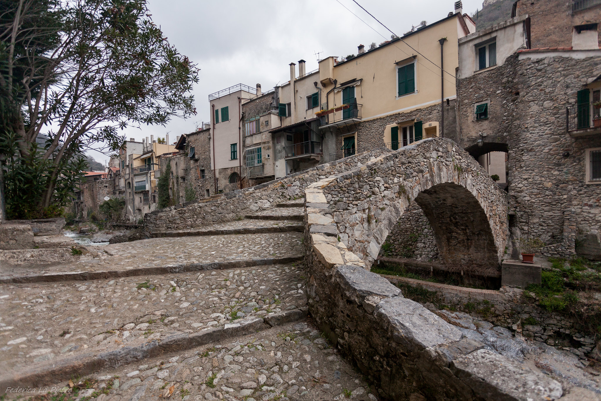 borgo di zuccarello liguria