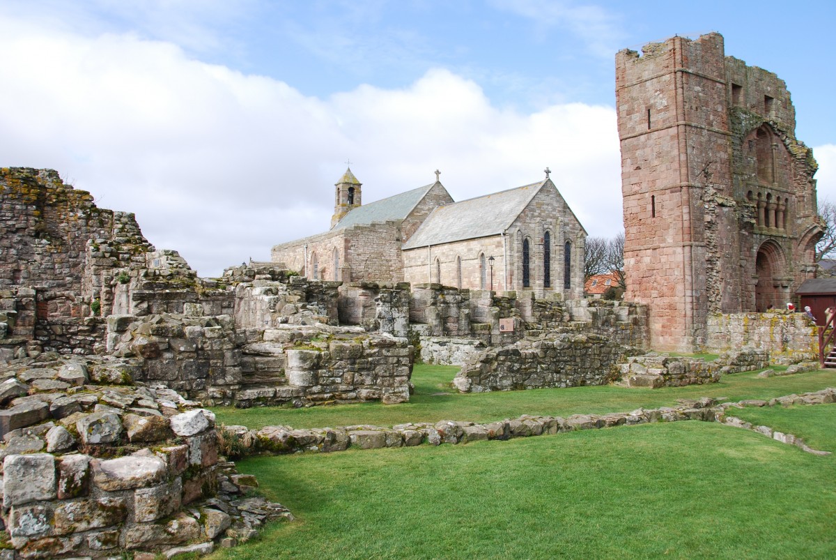 abbazia di lindisfarne in scozia