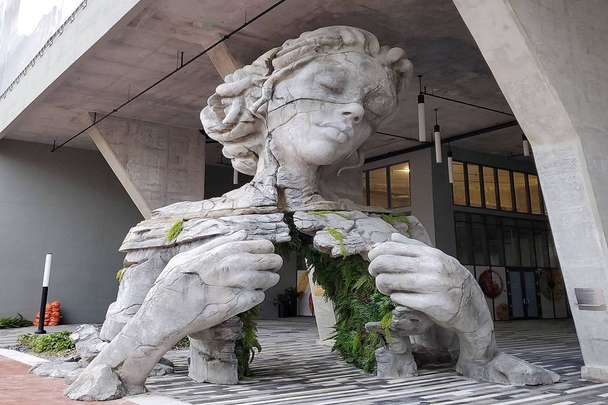 Florida scultura donna felci