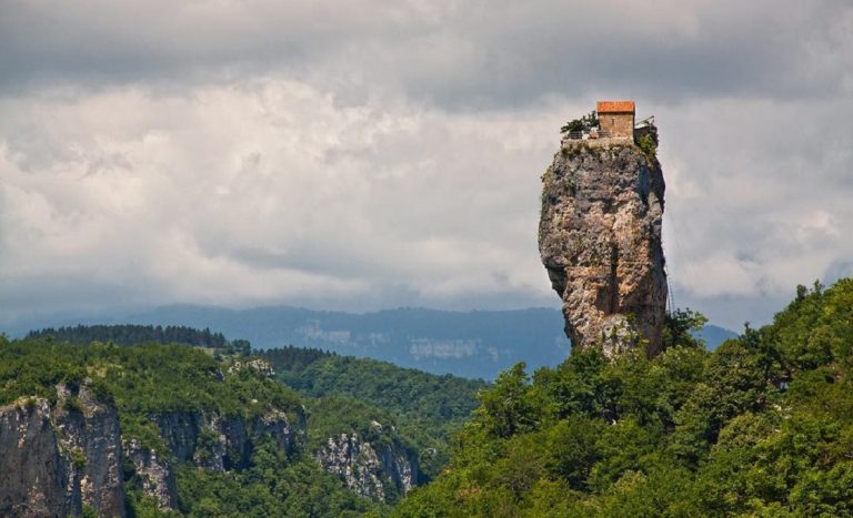 georgia chiesa sulla roccia