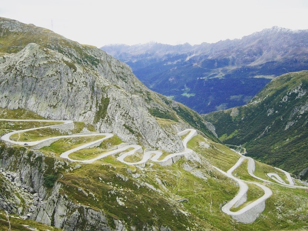 passo del mortirolo in moto