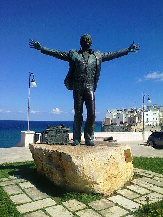 Statua di Domenico Modugno