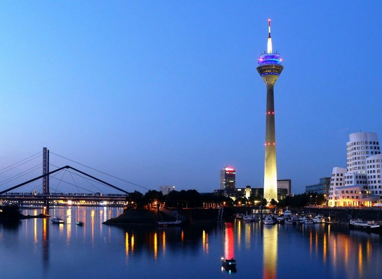 dusseldorf-271076_1280