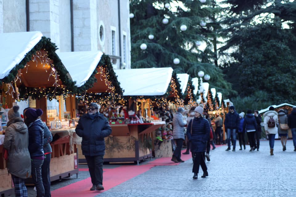 Bancarelle in legno dei Mercatini di Natale di Arco