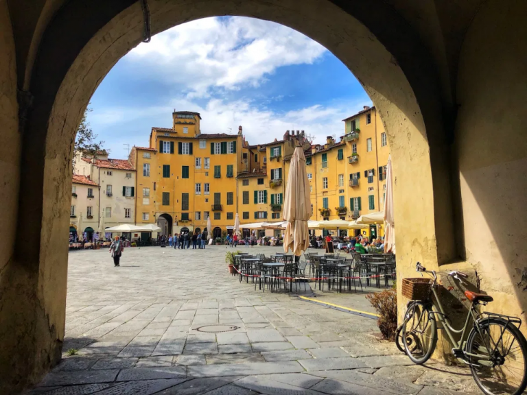 piazza anfiteatro cosa vedere lucca