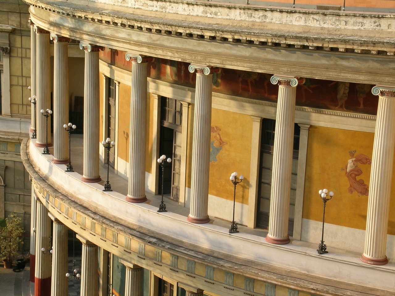 Cosa vedere a Palermo in un giorno: il Teatro Politeama