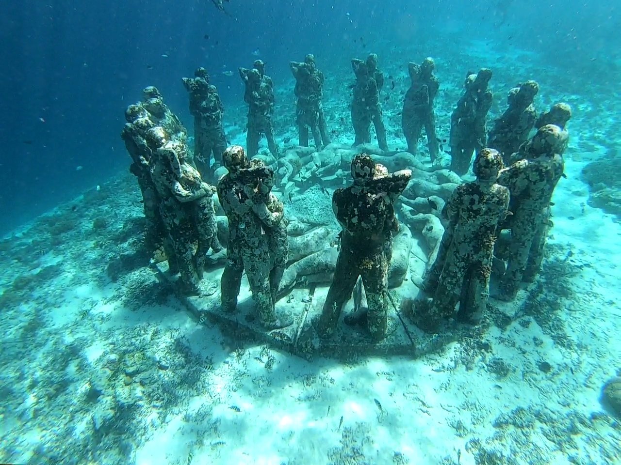 Gili Meno statue