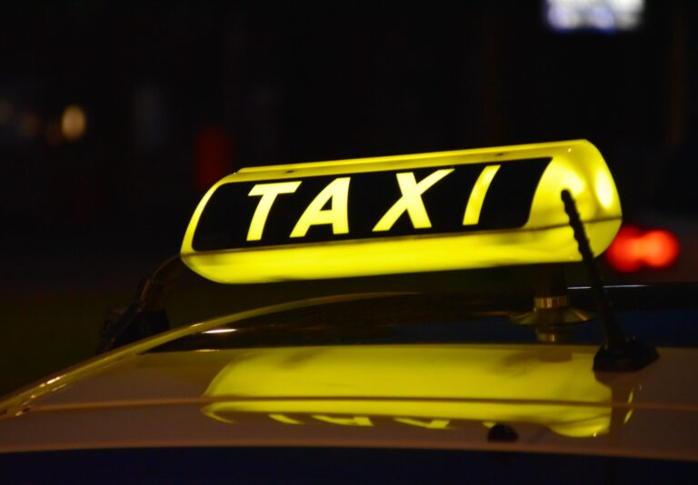 come prenotare un taxi