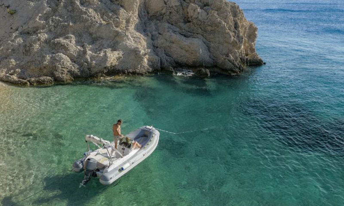 gommone nell acqua cristallina 1 1