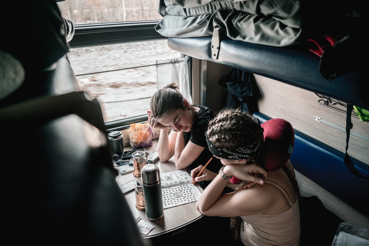 come viaggiare comodi in treno consigli