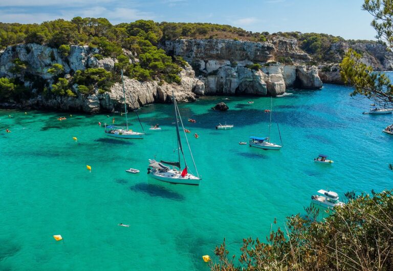 vista-alto-Cala-Macarella-Minorca