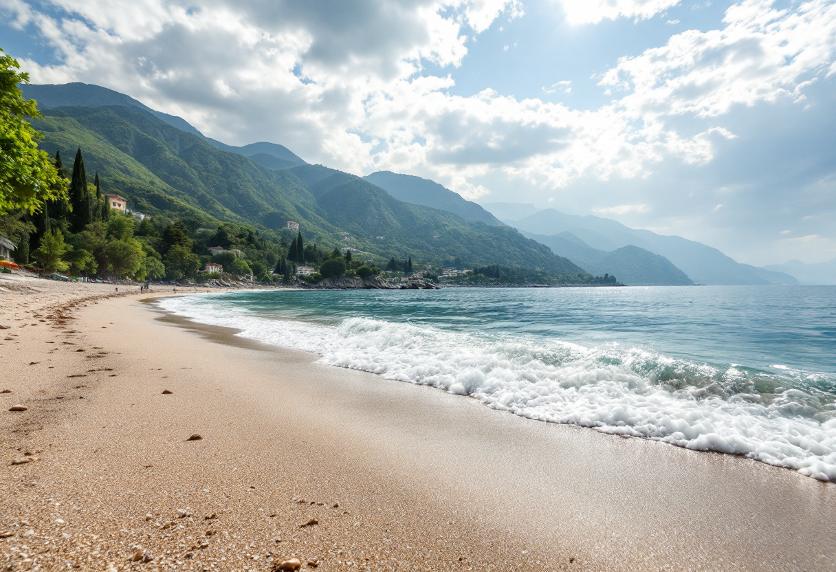 Vista panoramica delle spiagge del lago d'Iseo in estate