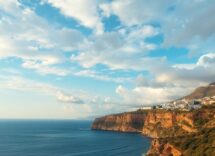 Santorini splende: il Sud Europa è la meta perfetta questa settimana