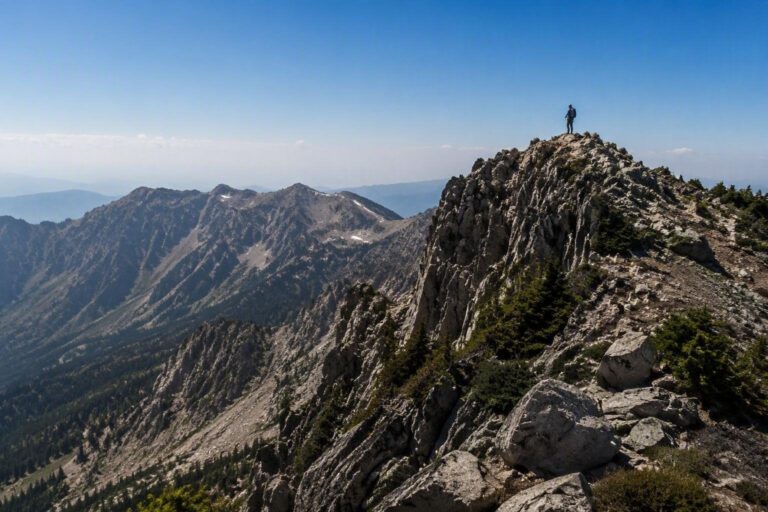 Come pianificare trekking sicuri: itinerari, meteo e rischi