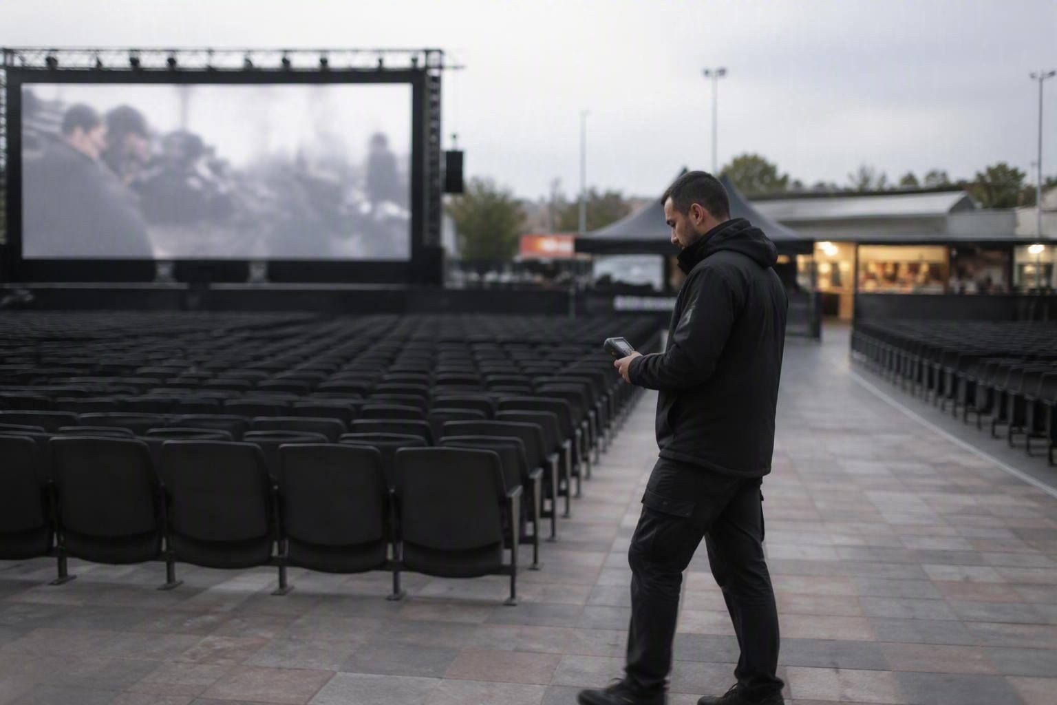 Organizzare un viaggio ai festival del cinema: accrediti, code, sale e logistica