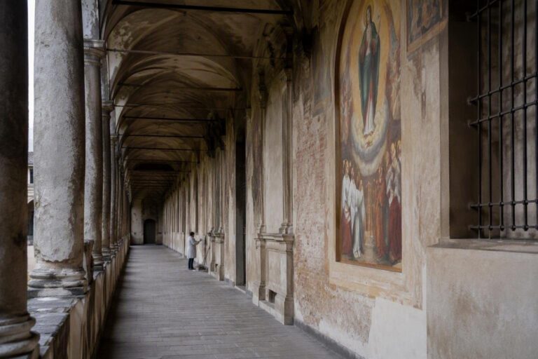 Restauro delle immagini sacre a Bologna: 70.000 euro per i portici Unesco