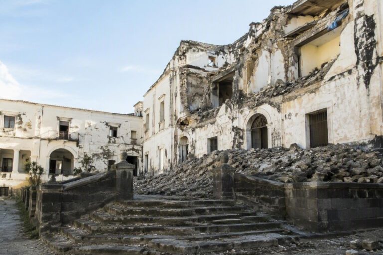 Terremoto Ischia: ricostruzione lenta, sfollati e nuove ordinanze per Casamicciola