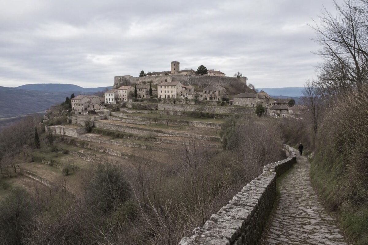Scopri Štanjel: il gioiello del Carso sloveno tra castello e giardini segreti