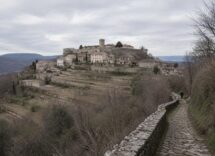 Scopri Štanjel: il gioiello del Carso sloveno tra castello e giardini segreti