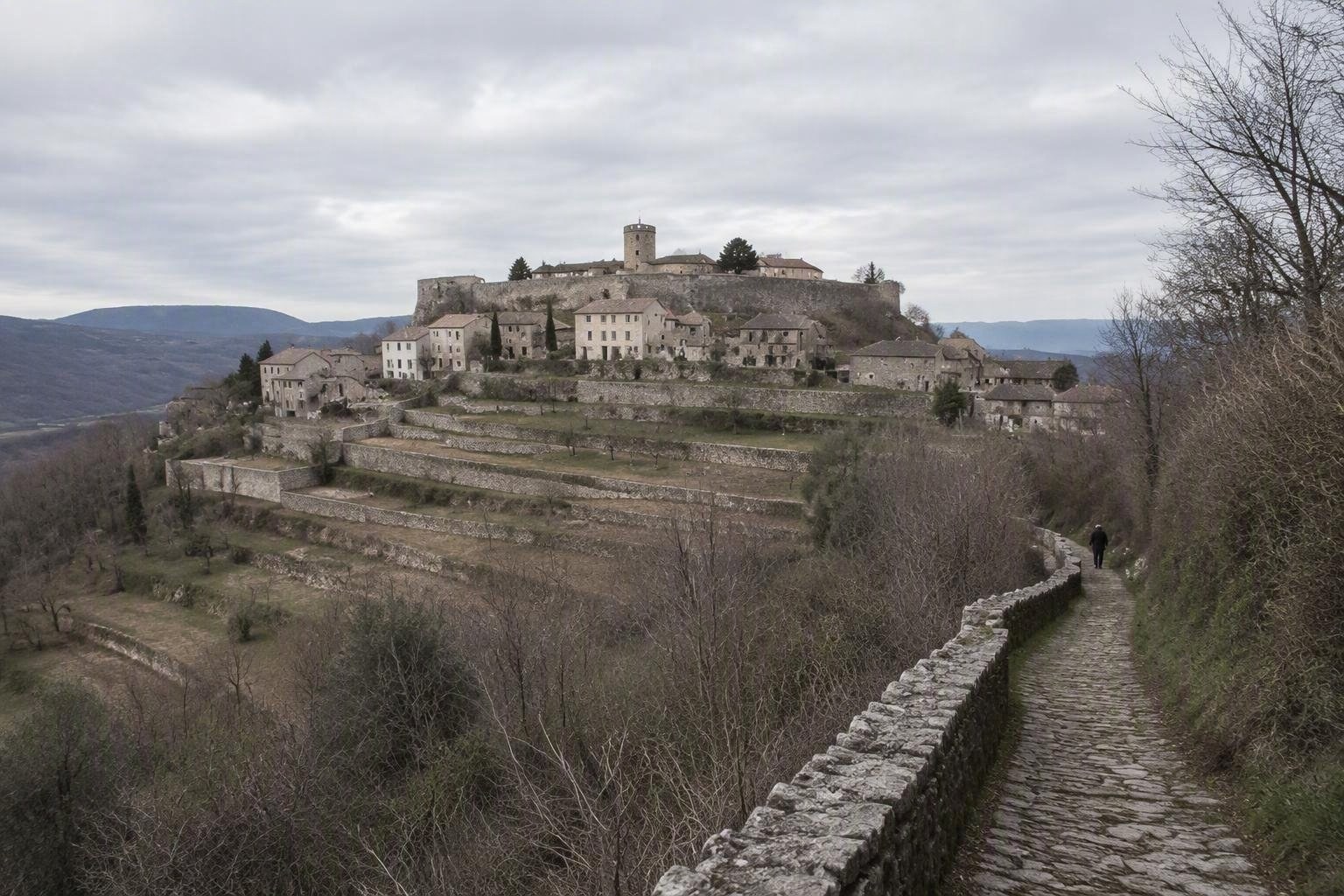 Scopri Štanjel: il gioiello del Carso sloveno tra castello e giardini segreti