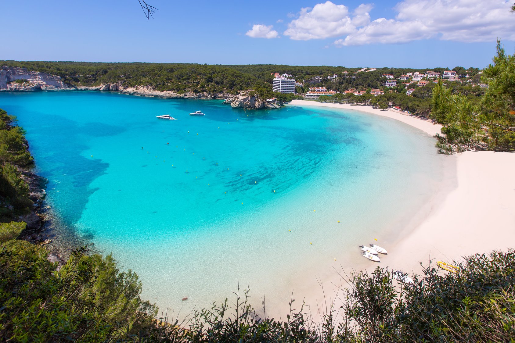 La hermosa Cala Galdana en Menorca: un paisaje de ensueño