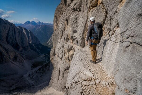 Cómo iniciarse en la vía ferrata: niveles, equipo y consejos de seguridad