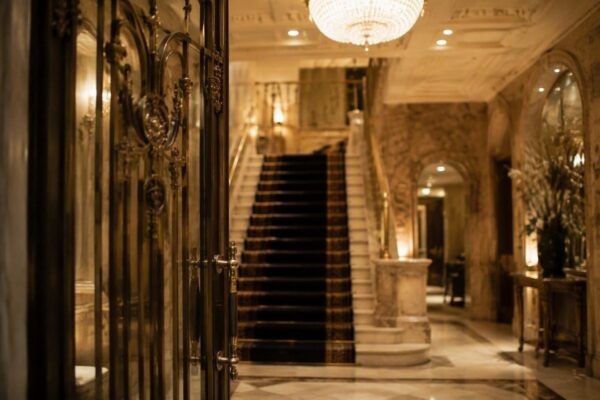 Descubre el exclusivo condominio Bohemia y sus residentes en Manhattan