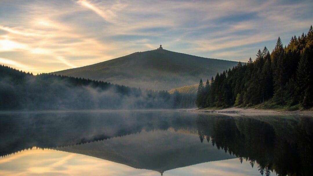 Descubre el lago Mummelsee en la Selva Negra: leyendas y paisajes