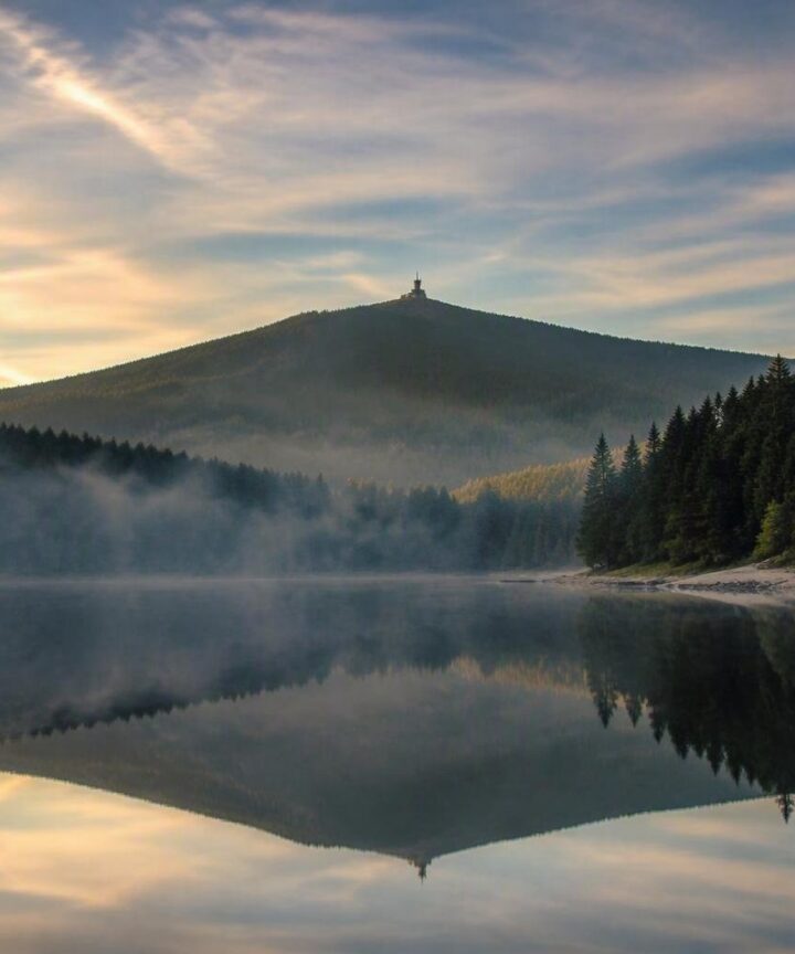 Descubre el lago Mummelsee en la Selva Negra: leyendas y paisajes