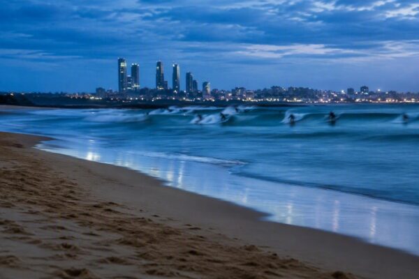 Descubre las innovadoras playas artificiales y piscinas de olas cerca de Madrid