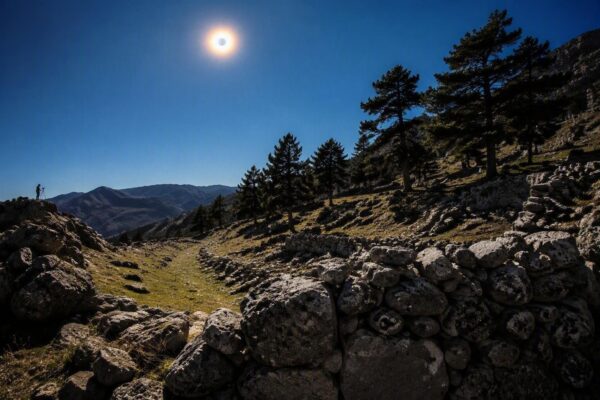 El eclipse total de sol de 2026 en Asturias: éxito en la montaña, decepción en la costa