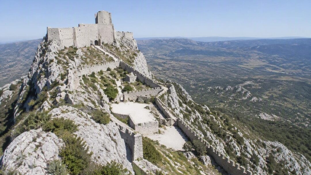 Explorando la fortaleza medieval de Quéribus en el corazón de Occitania