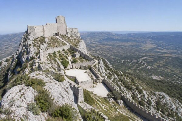 Explorando la fortaleza medieval de Quéribus en el corazón de Occitania