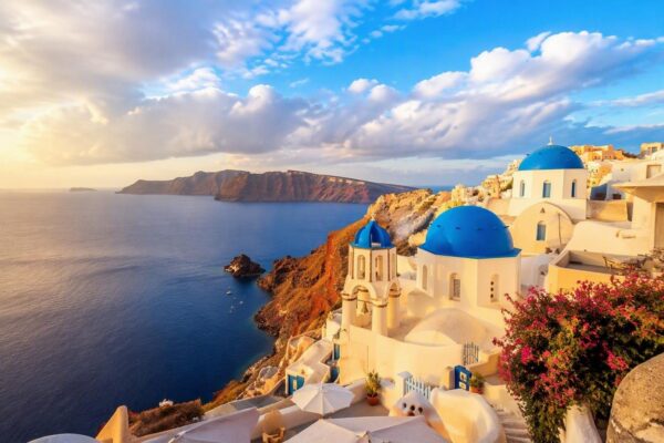 Santorini brilla esta semana: el sur de Europa con clima perfecto para playa y turismo