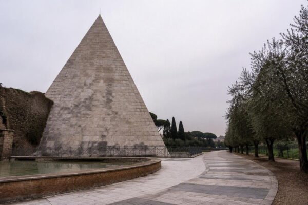 Visitas gratuitas a la Piramide de Cestio en Roma: fechas y detalles
