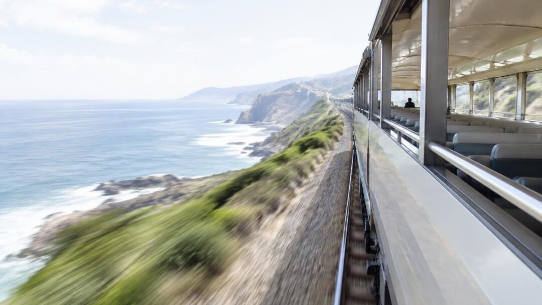 Viaja en tren por la Cornisa Cantábrica: del Transcantábrico al regional