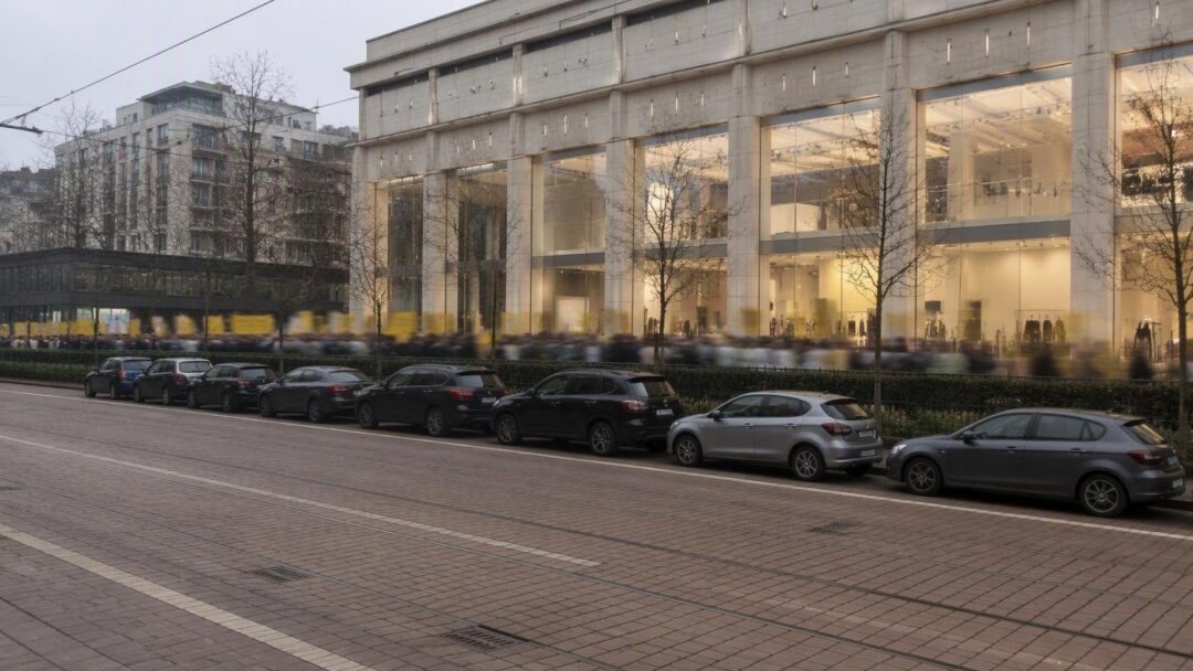 Anti-fur march pressures Fendi during Milan runway