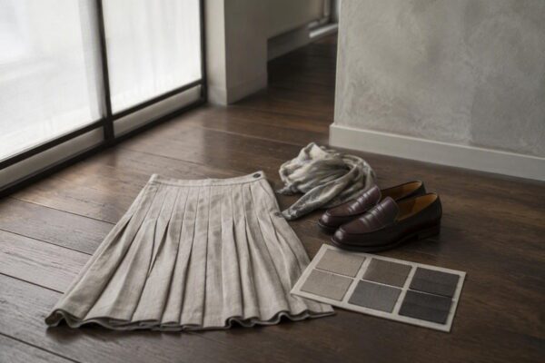 Chic outfits for every body type with pleated skirts