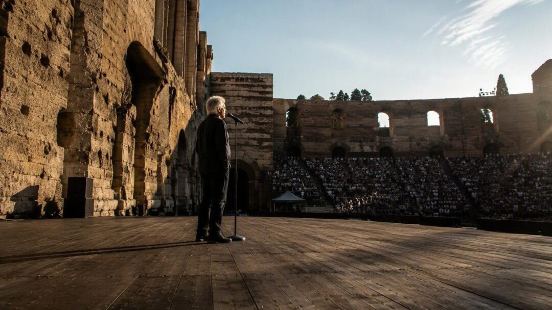 Il cantautore festeggia i 60 senza pompa, tra tour e documentario