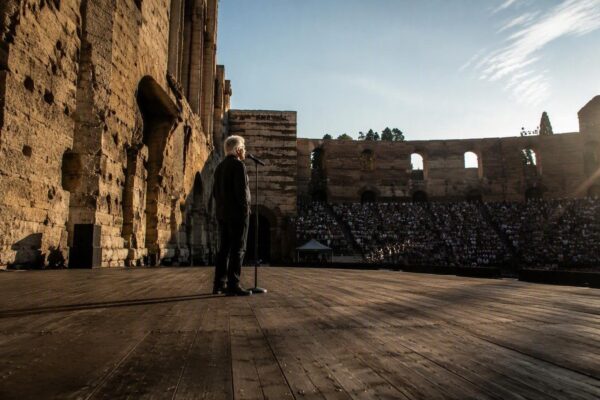 Il cantautore festeggia i 60 senza pompa, tra tour e documentario