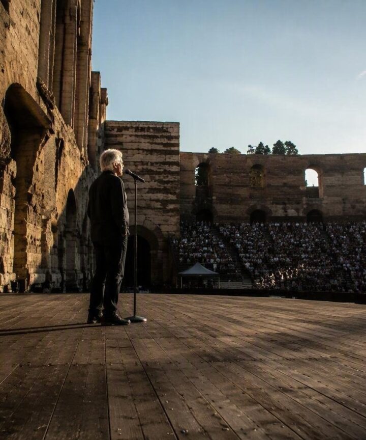 Il cantautore festeggia i 60 senza pompa, tra tour e documentario