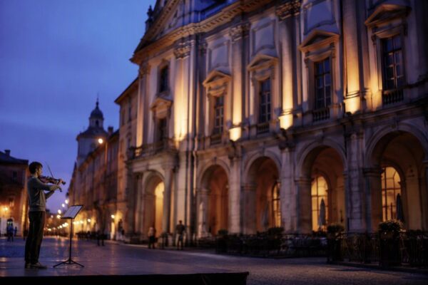 Programma di musica terapia a Piacenza e raccolta fondi a Comerio
