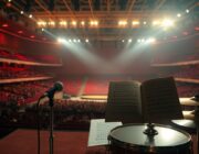 Fiorello e Laura Pausini scatenati al concerto di Max Pezzali: il video che ha fatto il giro del web