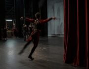 Tim Curry morto a 80 anni: dall'horror al musical, la carriera di un icona
